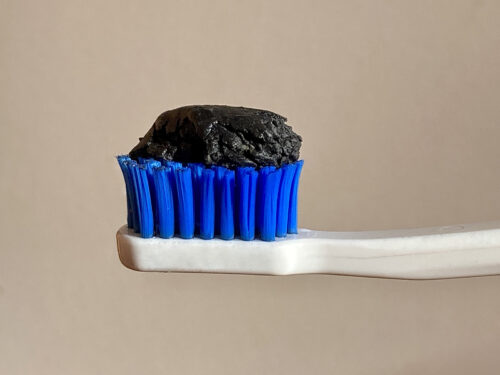 Pasta do zębów z węglem aktywnym